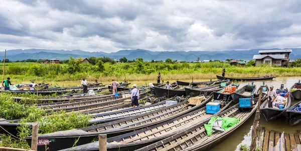 Transportation and material transport of Intha monority people — Stock fotografie