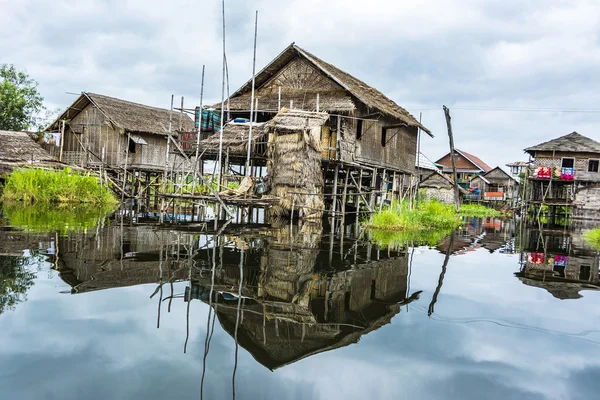 Drijvende dorp aan Inlemeer, staat Shan, Myanmar — Stockfoto