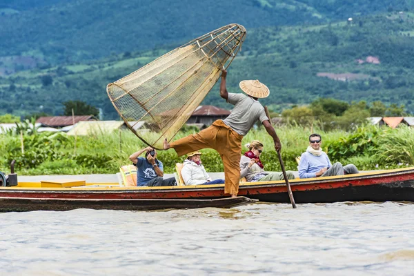 Intha fisherman posing for tourists at Inle Lake — Stok fotoğraf