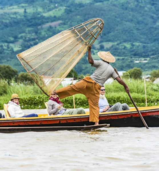 Intha fisherman posing for tourists at Inle Lake — Stok fotoğraf