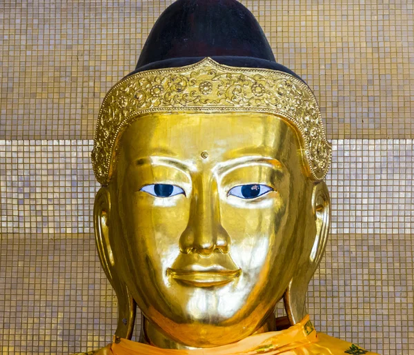 Kakusandha immagine buddha ricoperta di lamina d'oro — Foto Stock