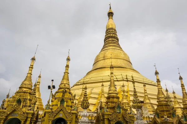 Pagode Shwedagon em Rangoon com templo coberto com ouro folha — Fotografia de Stock