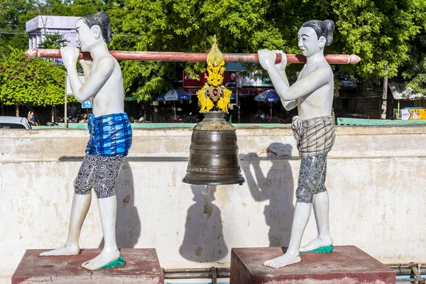 Estátua de dois homens segurando um sino — Fotografia de Stock