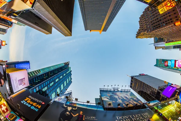 Times Square, caratterizzato da teatri di Broadway e un numero enorme di — Foto Stock