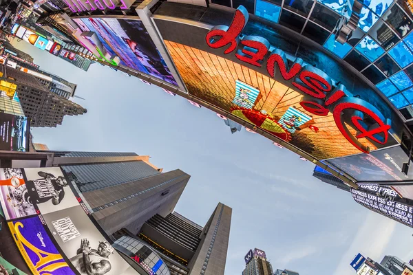 Náměstí Times square, vystupoval s Broadwaye a obrovské množství — Stock fotografie