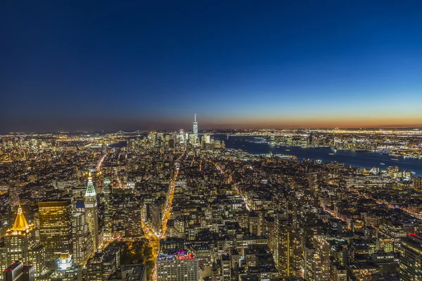 Speglande skyline utsikt över New York — Stockfoto