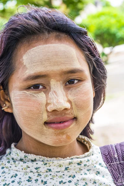 Portrait of young burmese woman with the typical face make up — 图库照片