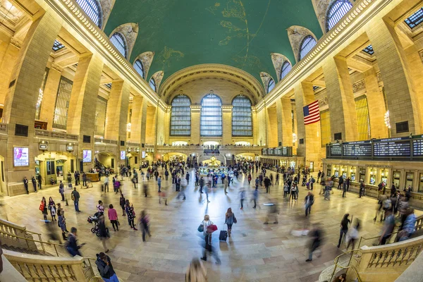 Люди в Grand Central Terminal, Нью-Йорк — стоковое фото
