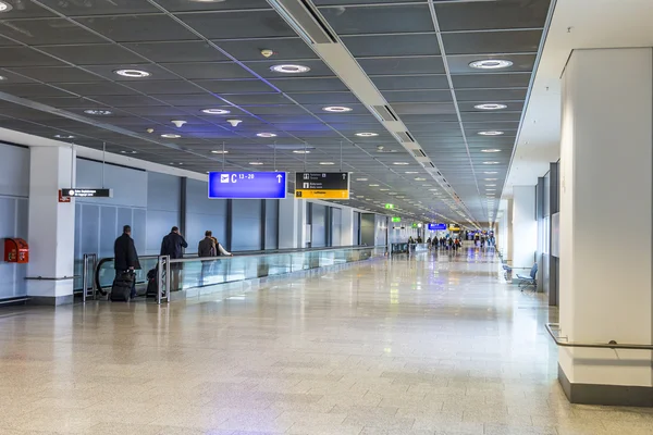 Passageiros no hall de embarque em Frankfurt — Fotografia de Stock