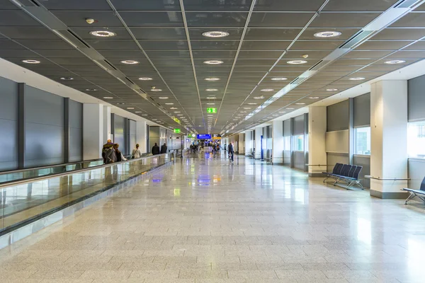 Passagers à la salle des départs à Francfort — Photo