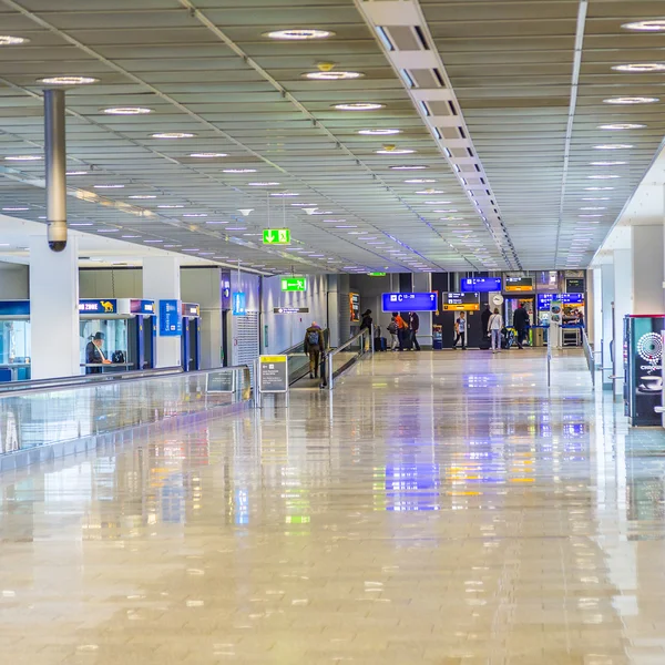 Passengers at the departure hall in Frankfurt — Stockfoto