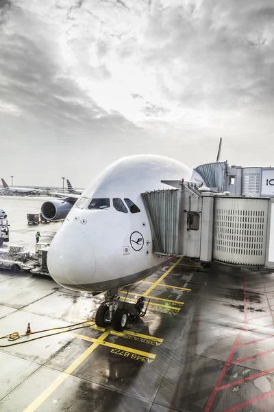 Lufthansa Airbus A380 at the Gate of the Frankfurt Airport — стокове фото