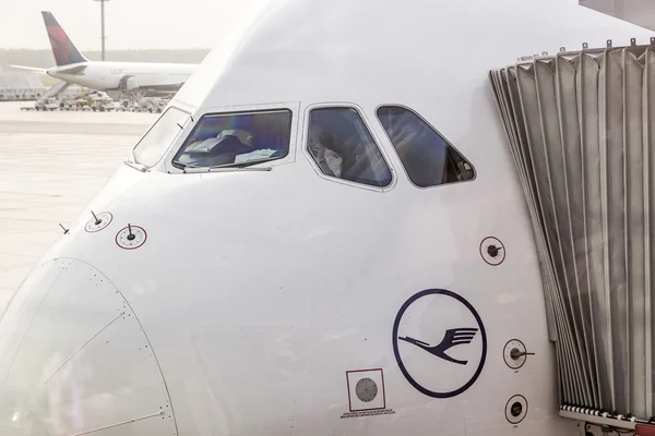 Lufthansa Airbus A380 alla porta dell'aeroporto di Francoforte — Foto Stock
