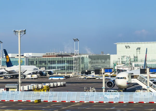 Aircraft standing near the terminal 1at Frankfurt Main airport — Zdjęcie stockowe