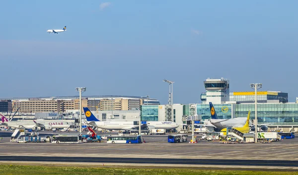 Aircraft standing near the terminal 1at Frankfurt Main airport — ストック写真