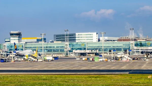 Aircraft standing near the terminal 1at Frankfurt Main airport — Zdjęcie stockowe