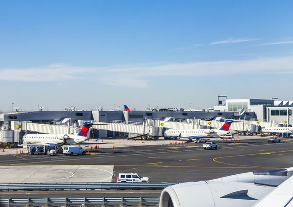 Tour de contrôle de la circulation aérienne et Terminal 4 avec des avions à la — Photo