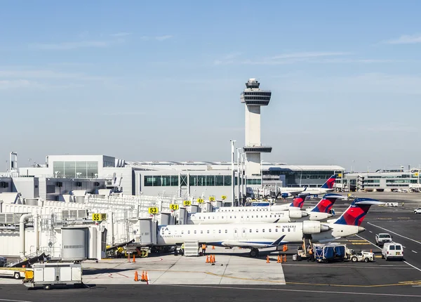 Air Traffic Control Tower e Terminal 4 com aviões no — Fotografia de Stock