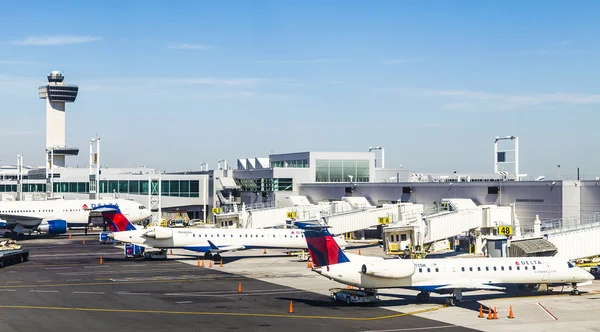 Air Traffic Control Tower e Terminal 4 com aviões no — Fotografia de Stock