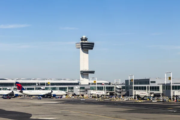 Air Traffic Control Tower and Terminal 4 with Air planes at the — Stockfoto