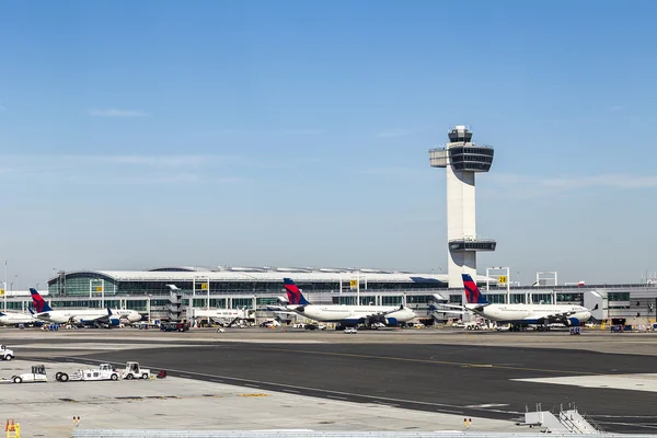 Air Traffic Control Tower and Terminal 4 with Air planes at the — Stock Photo, Image