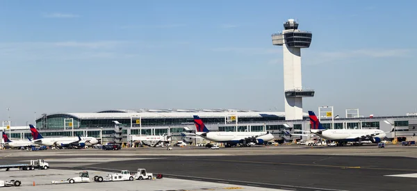 Air Traffic Control Tower e Terminal 4 com aviões no — Fotografia de Stock