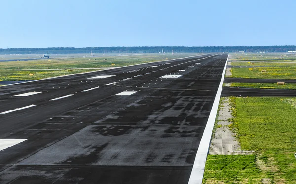 Wet runway at airport just before take off — Stockfoto