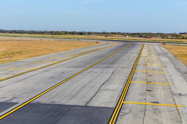 Pista vacía en el aeropuerto — Foto de Stock