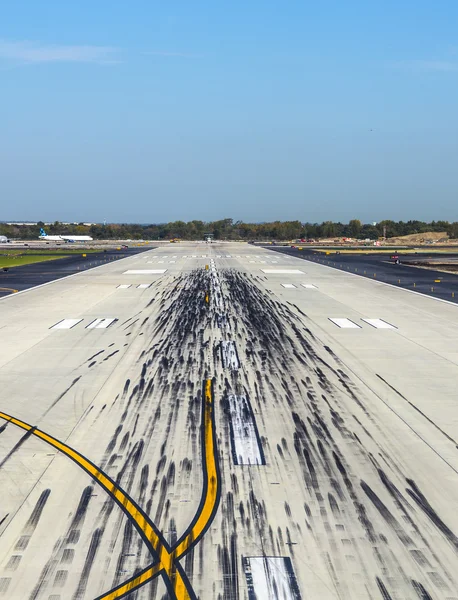 Pista vazia no aeroporto — Fotografia de Stock