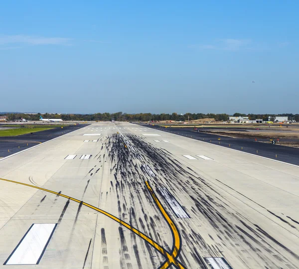 Puste drogi startowej na lotnisku — Zdjęcie stockowe