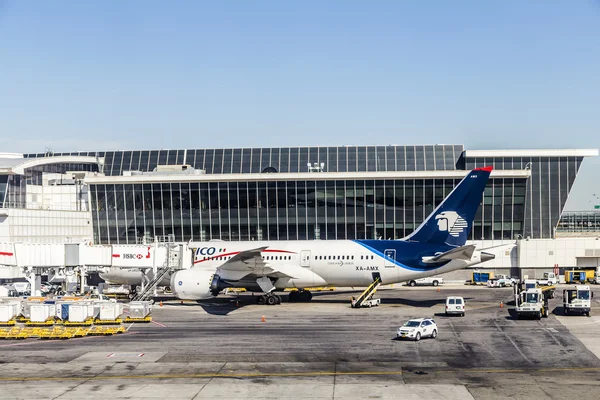 Dreamliner from Aeromexico at Terminal 4 with loading equipment — Stock Photo, Image