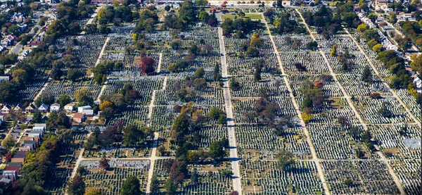 Aerial of cemetery and town of Rcokville in New York, near JFK a — 图库照片