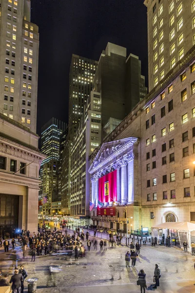 La gente se une a la fiesta en Wall Street debido a Ferrari Wall Street — Foto de Stock