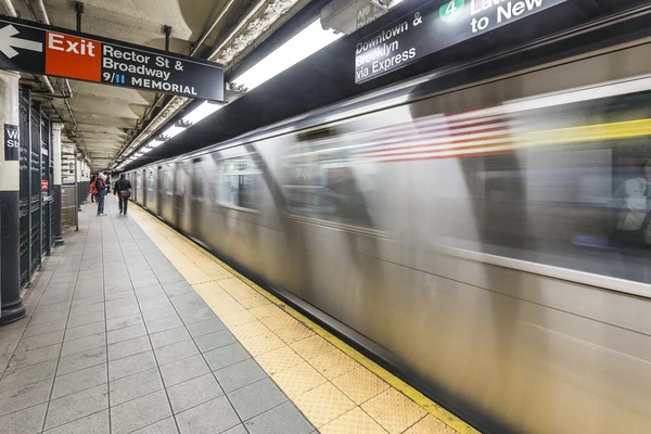 As pessoas esperam na estação de metro Wall Street — Fotografia de Stock