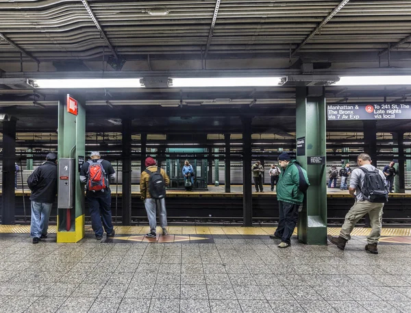 Люди ждут на станции метро Уолл-стрит в Нью-Йорке — стоковое фото