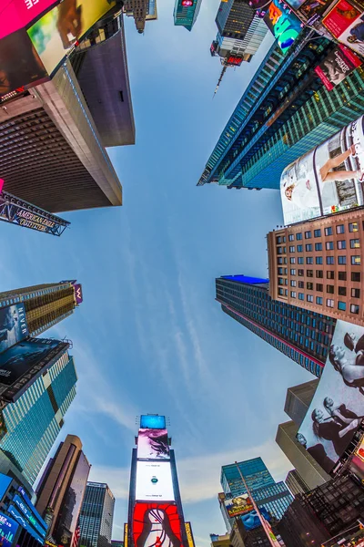 Times Square, caratterizzato da teatri di Broadway e un numero enorme di — Foto Stock
