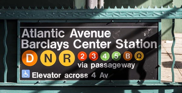 Oude vintage teken Atlantic avenue en Barclays Station in Brookly — Stockfoto