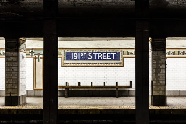 Vecchio cartello vintage 191th Street stazione della metropolitana nel Bronx — Foto Stock