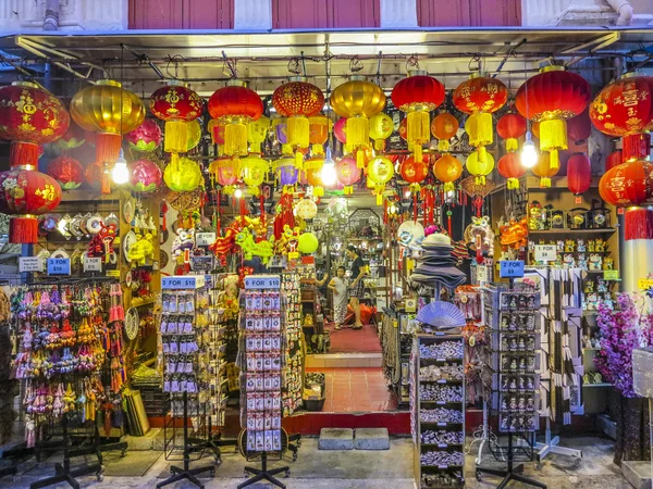 Typical chinese shops are open tonight in Singapore — Stock Photo, Image