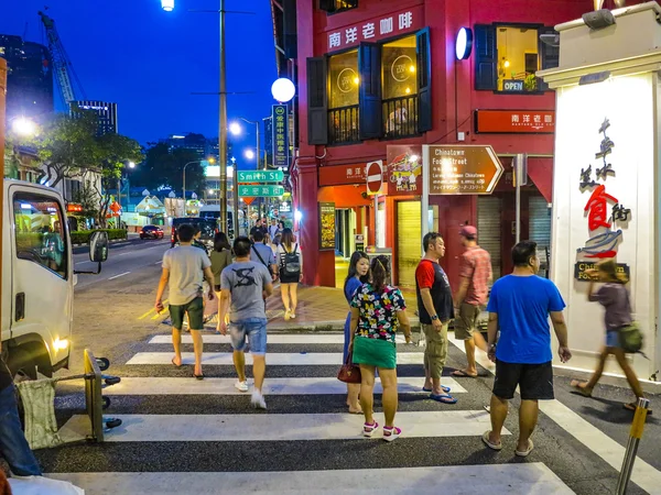 Çin halkı akşamları Singapor mahallesinde yiyerek git — Stok fotoğraf