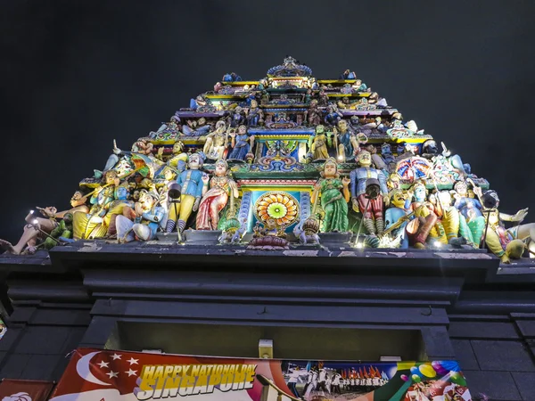 Temple with colorful decoration illuminated by night in Singapor — Stock Photo, Image