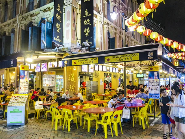 Chinos van a comer por la noche en Chinatown en Singapor — Foto de Stock