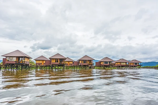 Shwe Inn Tha floating Hotel at the inle lake — Stock Photo, Image