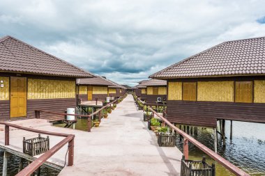Shwe Inn Hotel Inle Gölü adlı yüzen Tha
