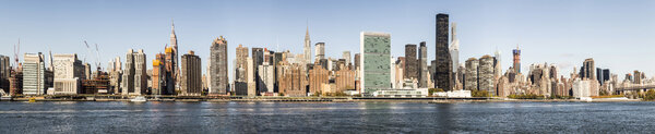 skyline of New York seen from east river