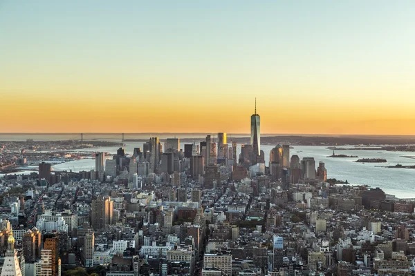 Weergave van de spiegelende skyline van New York — Stockfoto