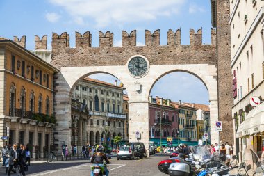 İnsanlar Verona 'daki Piazza Sütyen' de yürümeyi seviyor.