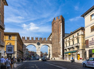 İnsanlar Verona 'daki Piazza Sütyen' de yürümeyi seviyor.