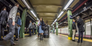 İnsanlar bekle Metro İstasyonu New York times Meydanı '