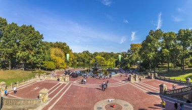 İnsanlar New York'taki Central Park'ta dinlenin